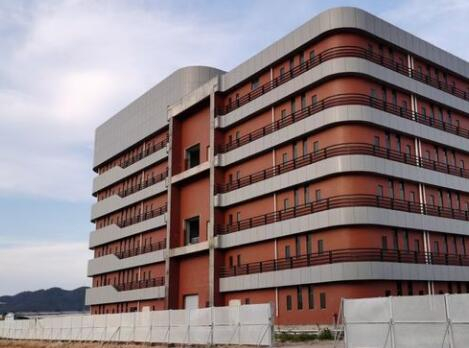 玻璃幕墻與鋁單板幕墻該怎樣抉擇呢?及其鋁單板的用途是什么？